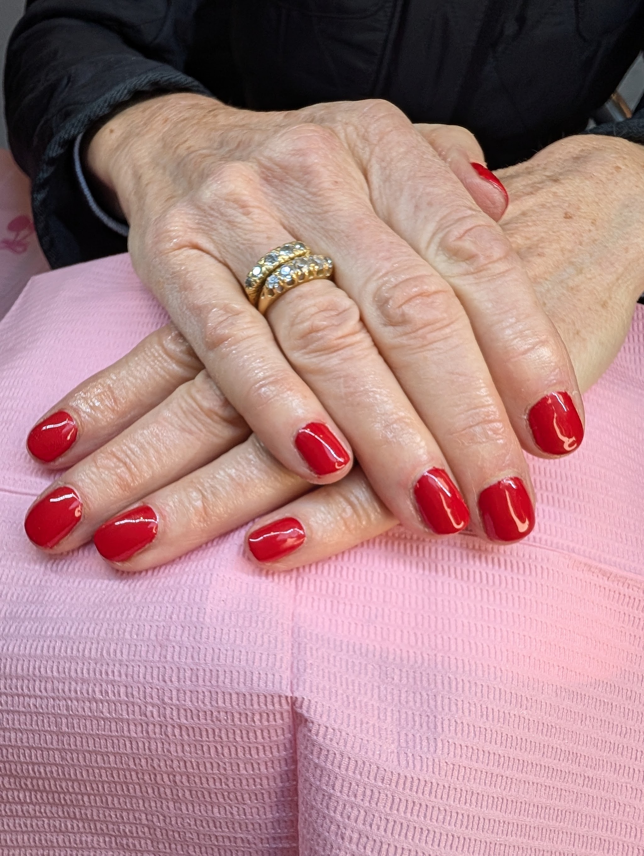 Short nails in a glossy classic red gel